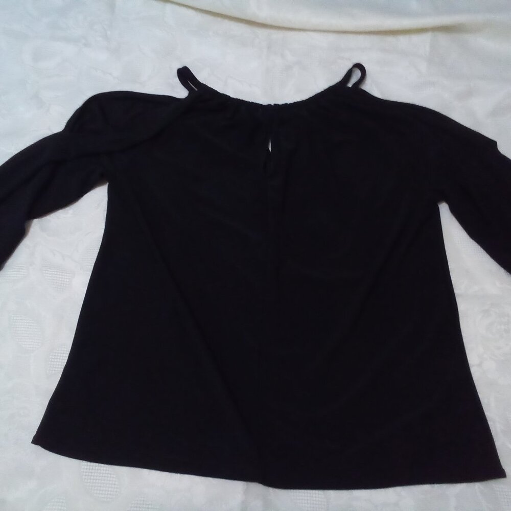 Open shoulder elegant shirt - Picture 2 of 3